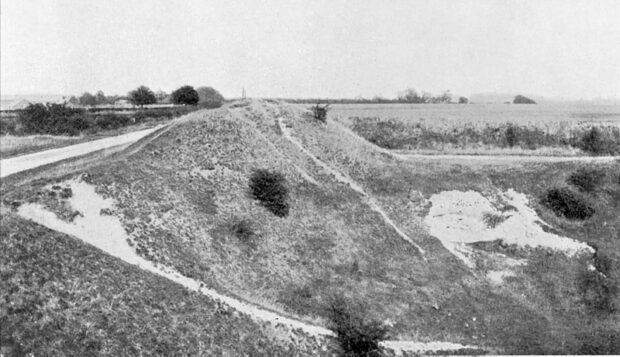 Known to generations of Letchworth children as the ‘Roman Camp’, this disused gravel pit was cut into a hillfort a thousand years earlier than Roman times. It is now overgrown with bushes.