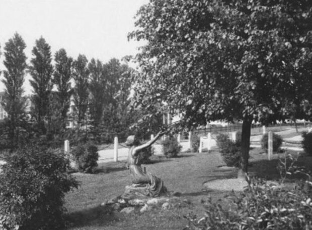 The statue's second home on the corner of Broadwater Avenue and Broadway